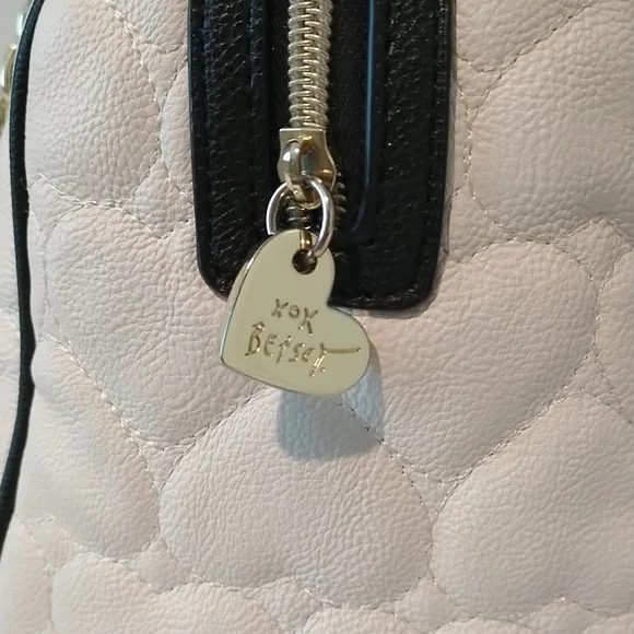 XOX BETSY JOHNSON PURSE Cream, Black, and Gold Heart Bag. - Picture 6 of 14